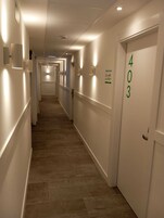 Caja fuerte, cortinas opacas, wifi gratis y ropa de cama