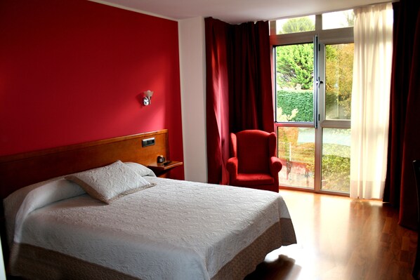 Caja de seguridad en la habitación, cortinas blackout y wifi gratis 