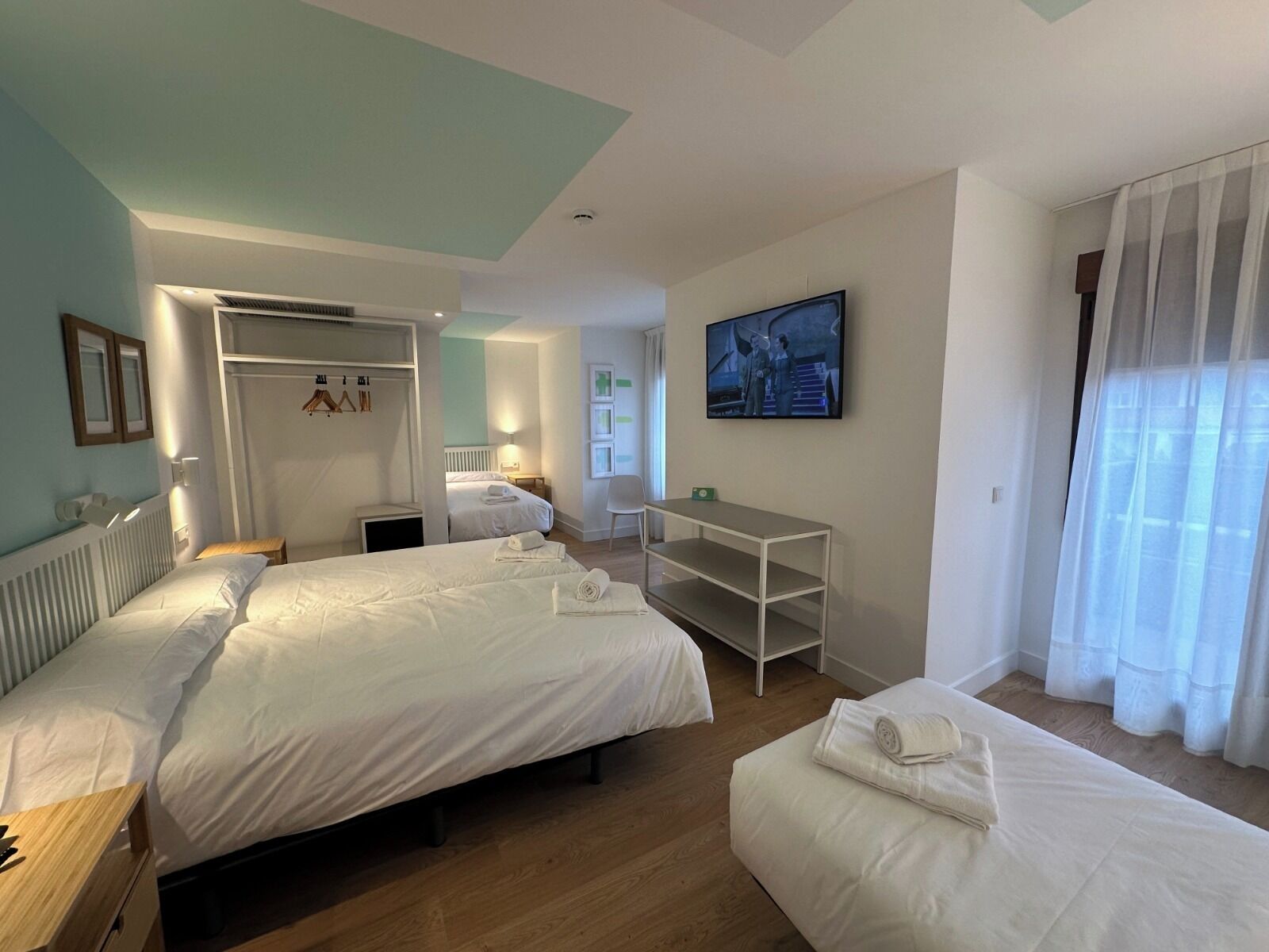 Caja fuerte, cortinas opacas, wifi gratis y ropa de cama