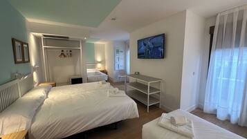 Caja fuerte, cortinas opacas, wifi gratis y ropa de cama