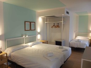 Dreibettzimmer | Zimmersafe, Verdunkelungsvorhänge, kostenloses WLAN, Bettwäsche