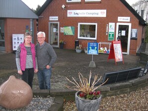 En receptionsområde med et skilt for Logballe Camping og en kiosk.