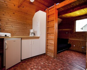 Cabaña, baño compartido | Cocineta privada | Refrigerador, horno, parrilla de estufa y cafetera y tetera