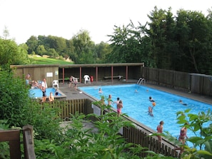 Alberca al aire libre y alberca climatizada