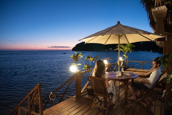 Aamiainen, lounas ja illallinen; paikallinen ja kansainvälinen keittiö