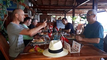 FrĂŒhstĂŒck, Mittagessen, Abendessen, lokale und internationale KĂŒche