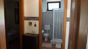Een douche, een regendouche, een haardroger, handdoeken