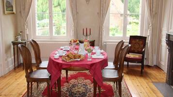 Free daily continental breakfast