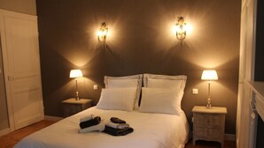 A hotel room with a large bed, two bedside tables with lamps, a wardrobe, and a mirror. - Le Clos Boutenelle (Eperlecques)