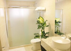 Luxury-Doppel- oder -Zweibettzimmer | Badezimmer | Kostenlose Toilettenartikel, Haartrockner, Handtücher
