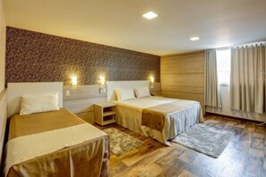 Habitación triple estándar | Minibar, caja de seguridad en la habitación y escritorio