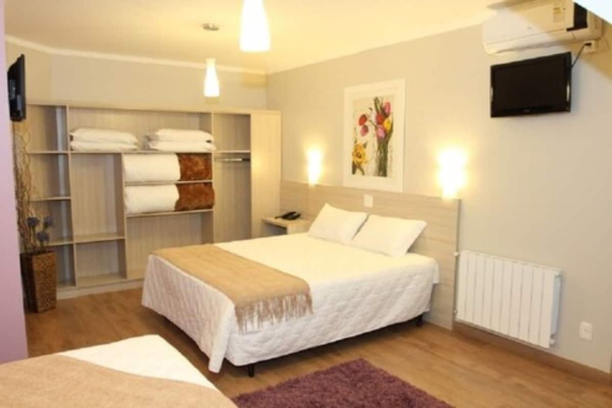 Lyxigt fyrbäddsrum | Minibar, värdeförvaringsskåp på rummet och skrivbord
