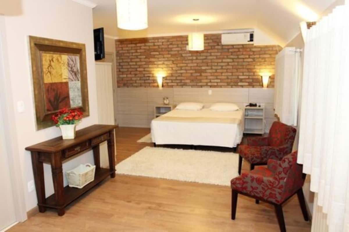 Lyxigt dubbelrum eller tvåbäddsrum | Minibar, värdeförvaringsskåp på rummet och skrivbord