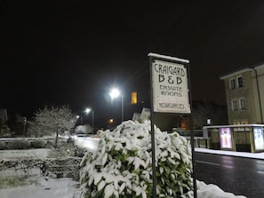 Une enseigne pour le Craigard B&B indiquant : CHAMBRES AVEC SALLE DE BAINS PRIVATIVE et PAS DE CHAMBRES DISPONIBLES.