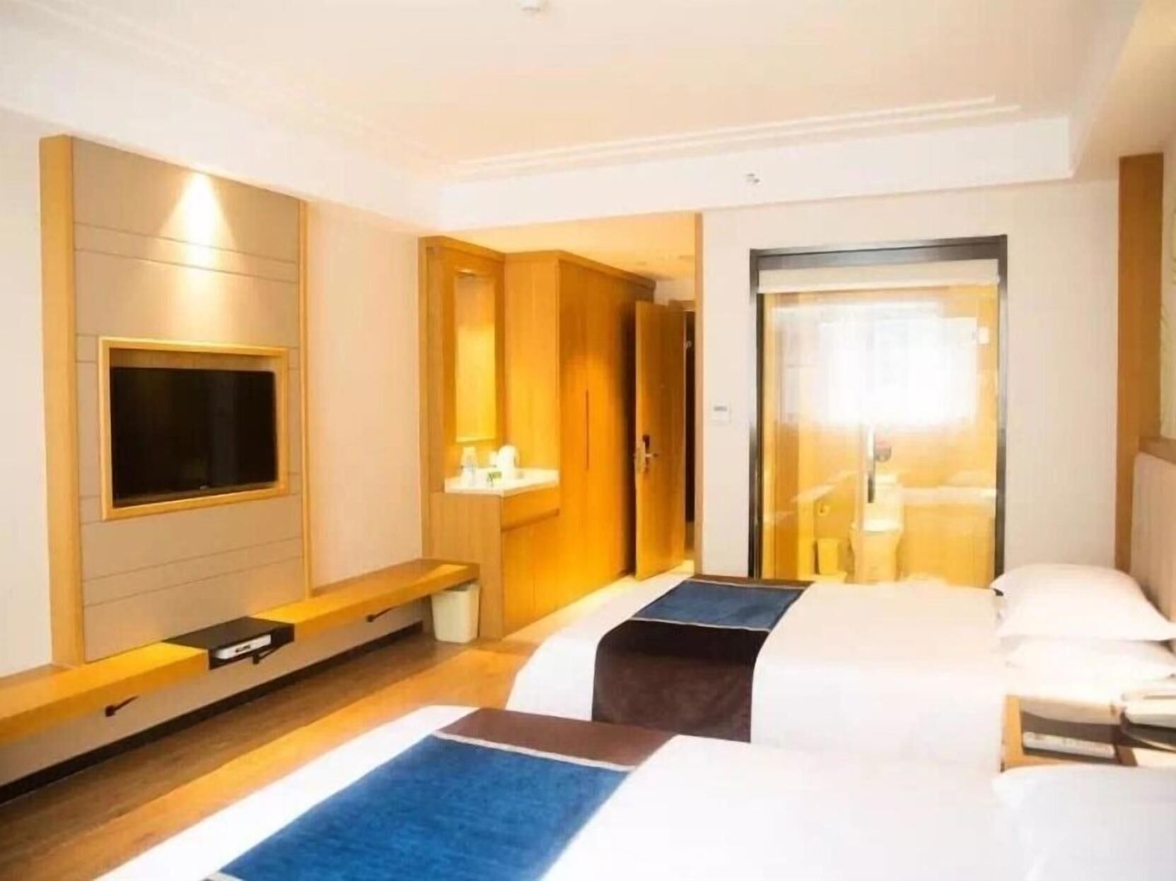 Cortinas opacas, tabla de planchar con plancha, wifi gratis