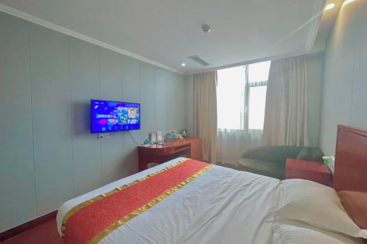 Blackout drapes, iron/ironing board, WiFi (free)