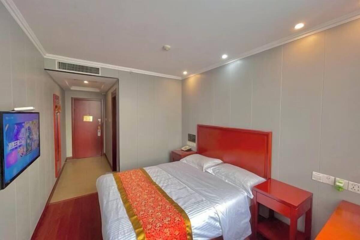 Blackout drapes, iron/ironing board, WiFi (free)
