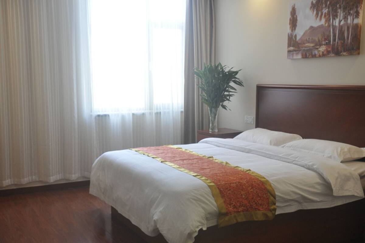 Blackout drapes, iron/ironing board, WiFi (free)