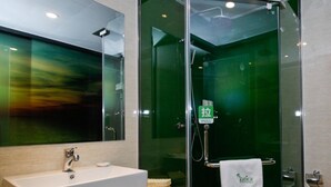 Shower, perlengkapan mandi gratis, pengering rambut, dan sandal