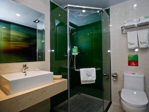 Baño | Regadera, amenidades de baño gratuitas, secadora de cabello, pantuflas 