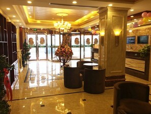 A lobby with a chandelier, a Christmas tree, and a reception desk. - GreenTree Inn Suqian Sihong Passenger Station Zhongyuan Logistics District Hotel (Suqian)