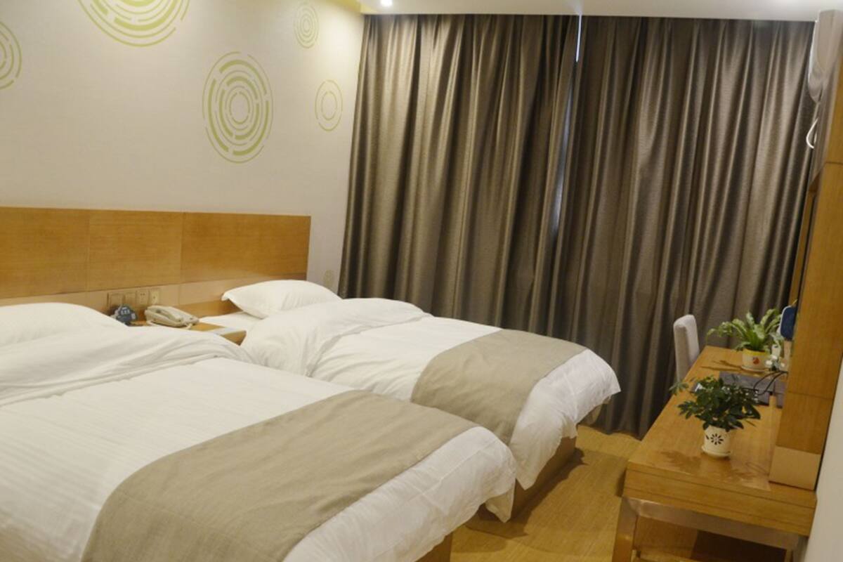 Family Room with Window | Blackout curtains, iron/ironing board (on request), free WiFi