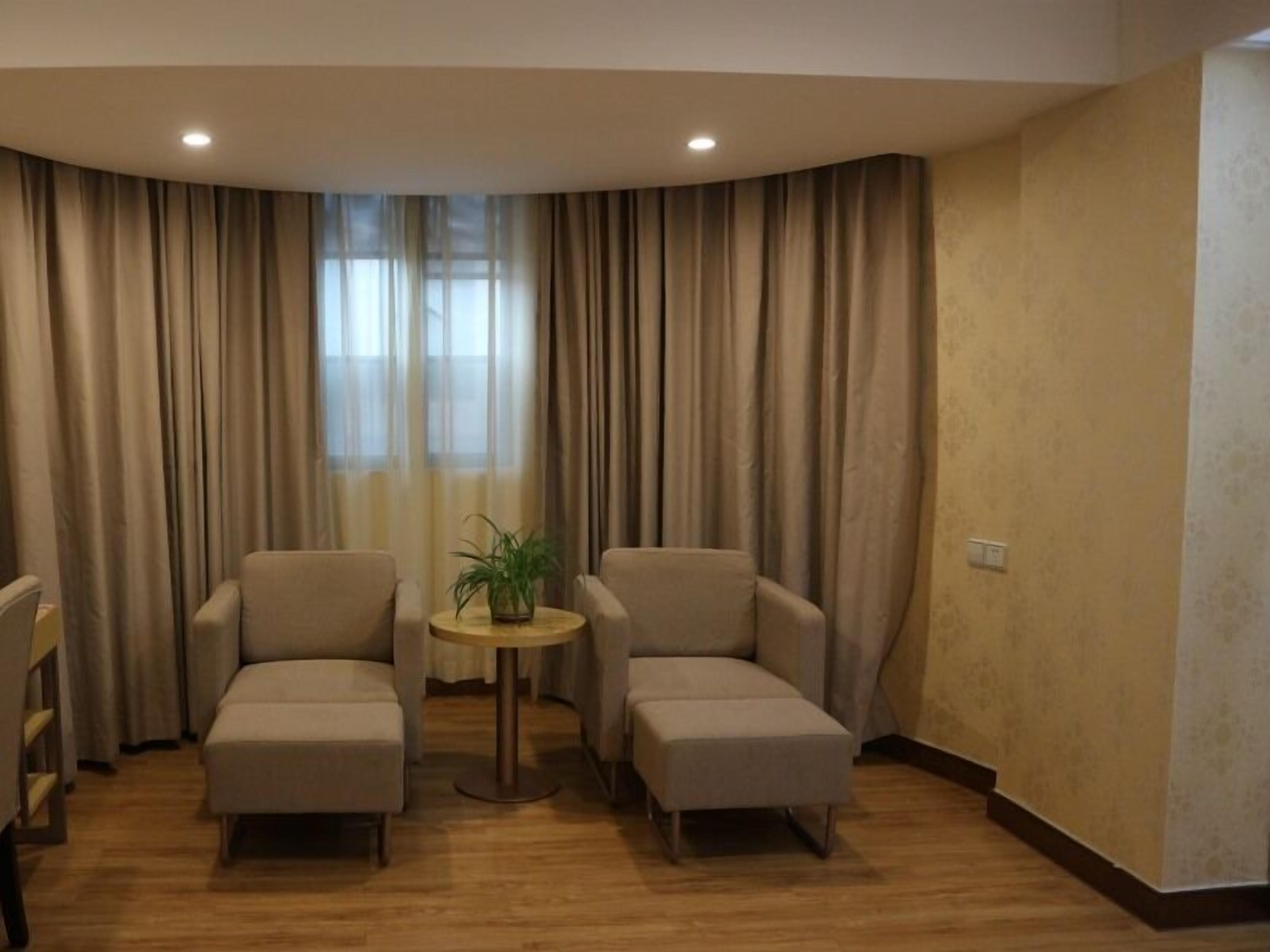 Deluxe King Room | In-room safe, blackout drapes, iron/ironing board (on request)