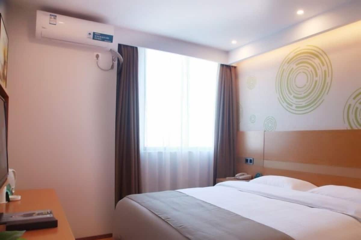 Double Room | In-room safe, blackout drapes, iron/ironing board, free WiFi