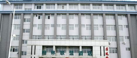 Vista frontal de la propiedad