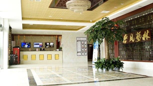 A hotel lobby with a reception desk, a chandelier, and a large plant. - GreenTree Alliance Chuzhou Laian County Development District Jingyi Road Hotel. (Chuzhou)