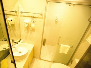Pancuran mandi, kelengkapan dandanan diri percuma, pengering rambut 