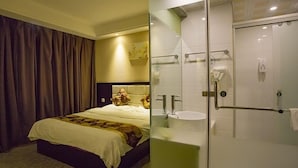A hotel room with a bed, a glass-enclosed shower, and a bedside table. - GreenTree Alliance Chuzhou Laian County Development District Jingyi Road Hotel. (Chuzhou)