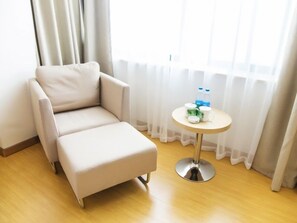 Kahden hengen businesshuone | Pimennysverhot, silitysrauta/-lauta, ilmainen Wi-Fi, vuodevaatteet