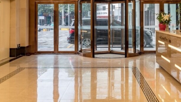 A hotel entrance with a revolving door, a reception desk, and a view of the street outside. - Greentree Inn Anhui Anqing Susong North Longmen Rd (Anqing)