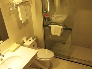 Douche, articles de toilette gratuits, sĂšche-cheveux, chaussons