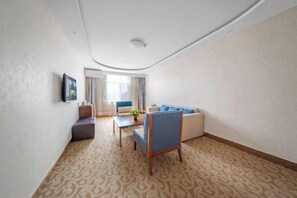 ستائر تعتيم ومكواة/لوح كي وواي فاي مجانًا