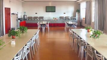 Café da manhã mediante uma taxa