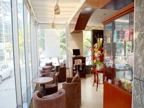 Lobby sitting area - GreenTree Inn Zhenjiang Dashikou Express Hotel (Zhenjiang)
