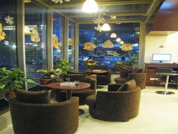 Lobby sitting area - GreenTree Inn Zhenjiang Dashikou Express Hotel (Zhenjiang)