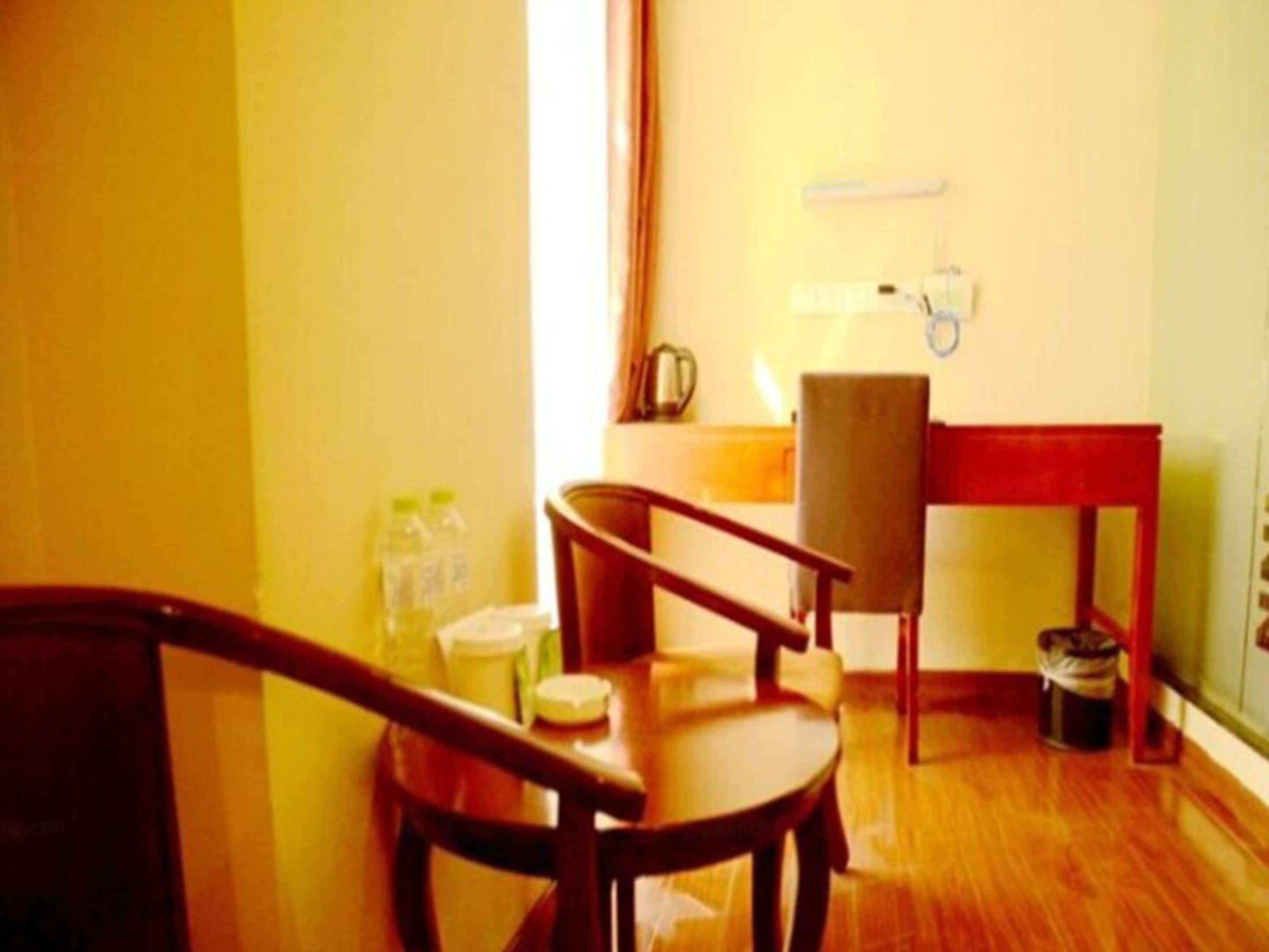 Une pièce comprenant une chaise en bois, une petite table et un meuble.