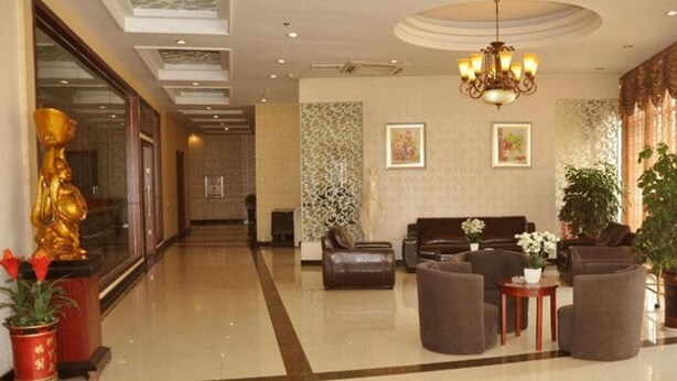 A spacious lobby with a high ceiling, a chandelier, a reception desk, and seating area with sofas and armchairs. - GreenTree Inn LinYi Lanshan District LinXi No.11 Road Express Hotel (Linyi)