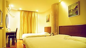 A hotel room with two beds, a desk, and a chair. - GreenTree Inn Lianyungang Ganyu South Station Express Hotel (Lianyungang)