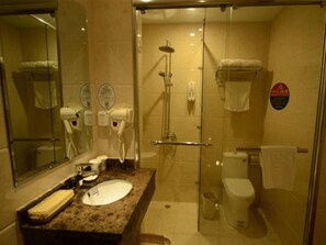Chuveiro, produtos de toalete grátis, secador de cabelo, chinelos