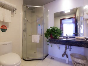 Ducha, artículos de higiene personal gratuitos y secador de pelo