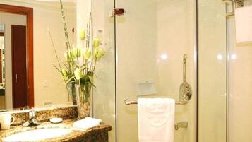 Buồng tắm vòi sen, đồ dùng nhà tắm miễn phí, máy sấy tóc