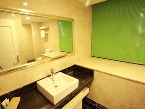 Shower, free toiletries, hair dryer, slippers - GreenTree Eastern Rizhao RongAn Shuimuqinghua Hotel (Rizhao)