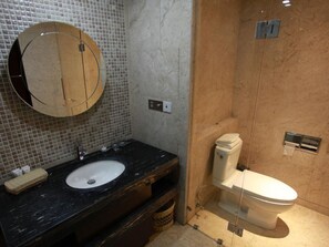 Shower, free toiletries, hair dryer, slippers - GreenTree Eastern Rizhao RongAn Shuimuqinghua Hotel (Rizhao)