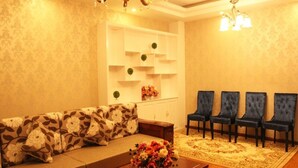 Suite | Tirai kedap cahaya, setrika/meja setrika, Wi-Fi gratis, dan seprai linen