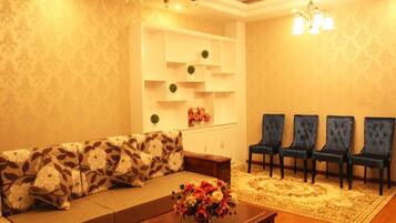 Suite | Blackout curtains, iron/ironing board, free WiFi, bed sheets