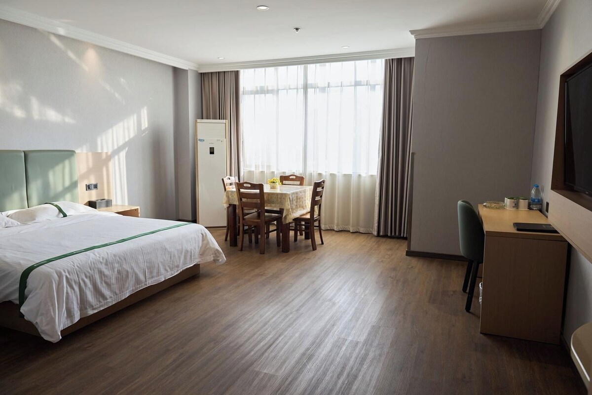 Cortinas opacas, tabla de planchar con plancha, wifi gratis